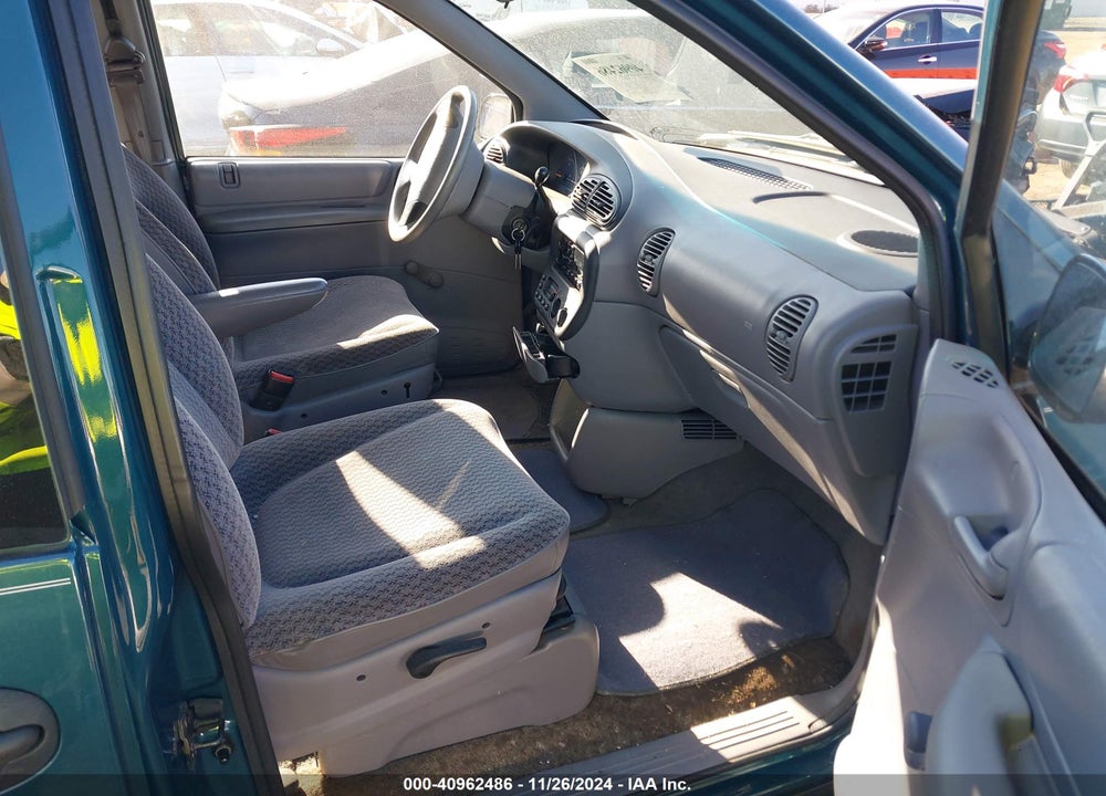 2000 CHRYSLER VOYAGER VIN: 2C4FJ25B7YR898904