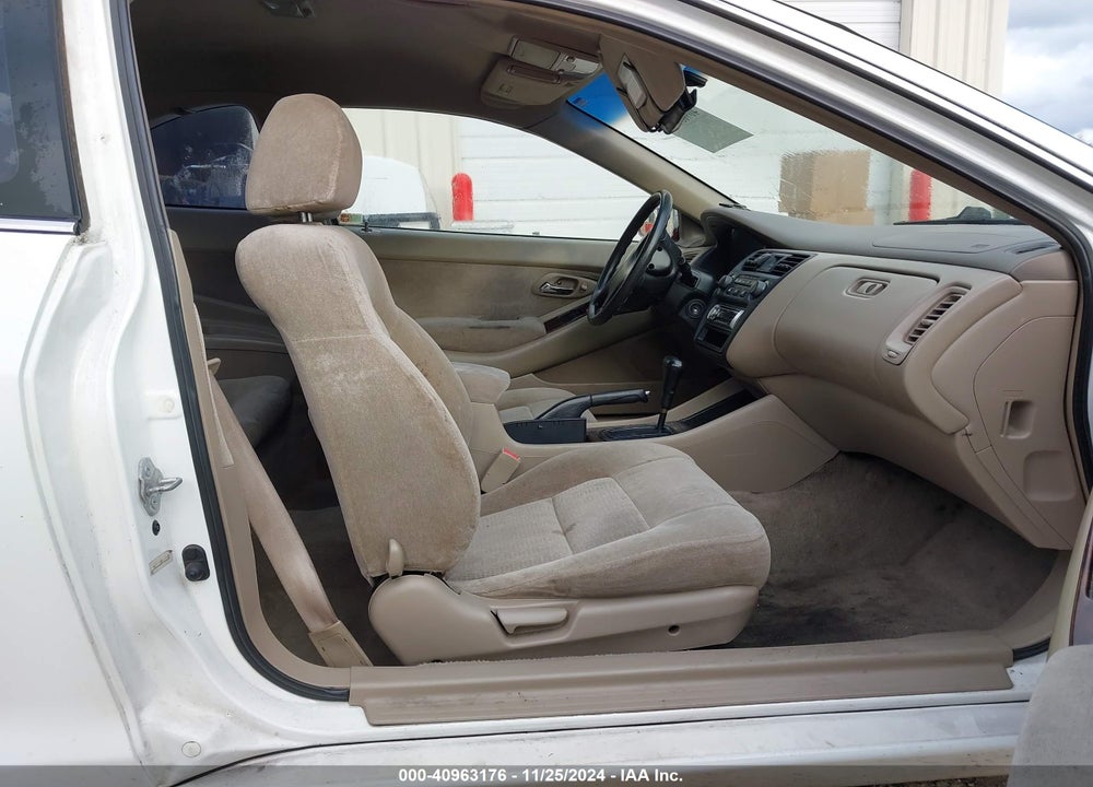 1999 HONDA ACCORD LX VIN: 1HGCG3268XA005500