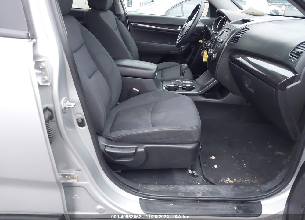 2011 KIA SORENTO LX VIN: 5XYKT3A14BG186552