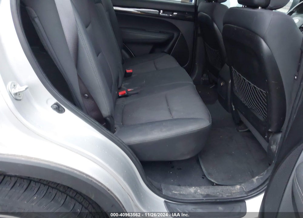 2011 KIA SORENTO LX VIN: 5XYKT3A14BG186552