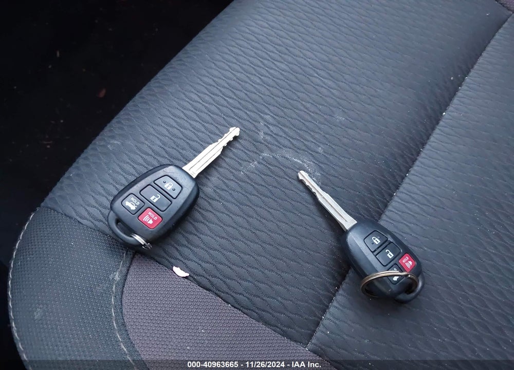 2018 TOYOTA COROLLA LE VIN: 2T1BURHE8JC077319