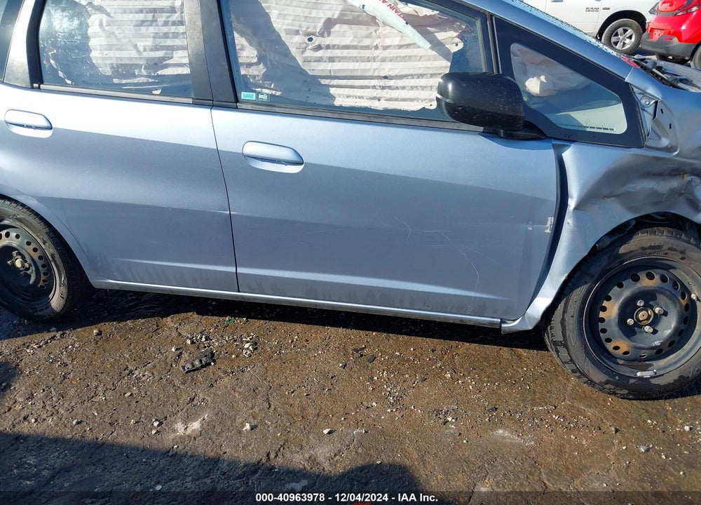 2011 HONDA FIT VIN: JHMGE8H34BC023861