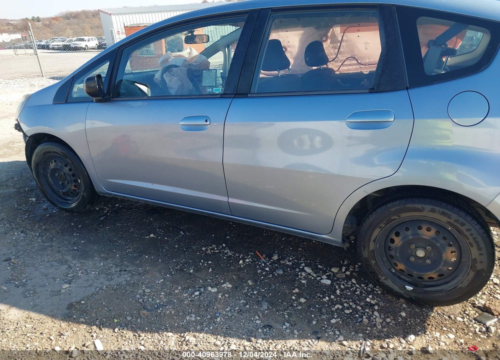 2011 HONDA FIT VIN: JHMGE8H34BC023861