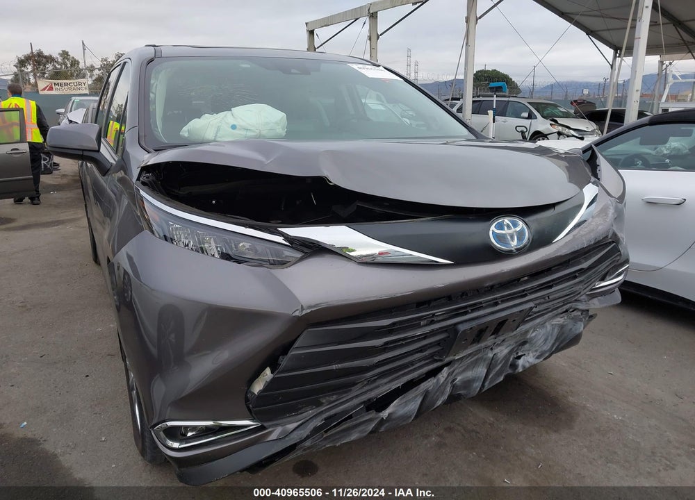 2024 TOYOTA SIENNA XLE VIN: 5TDJRKEC1RS214644