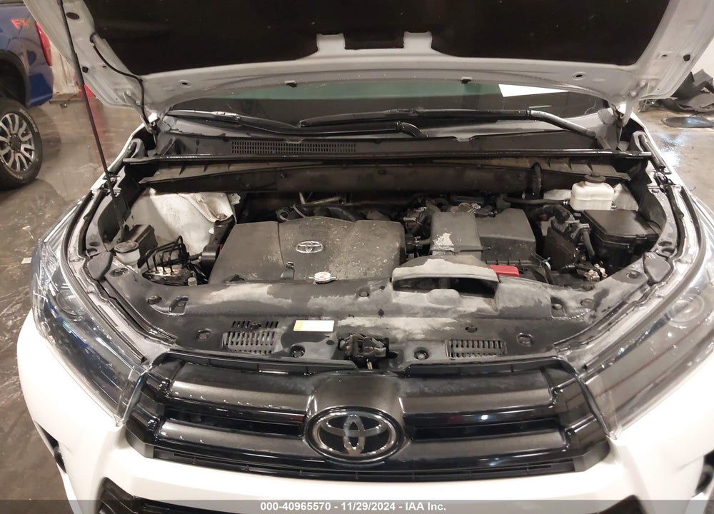 2019 TOYOTA HIGHLANDER SE VIN: 5TDJZRFH2KS624023