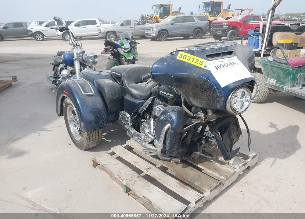 2014 HARLEY-DAVIDSON FLHTCUTG TRI GLIDE ULTRA VIN: 1HD1MAL19EB852392