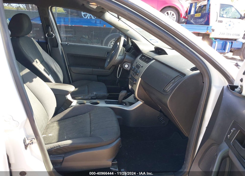 2011 FORD FOCUS SE VIN: 1FAHP3FN5BW121812