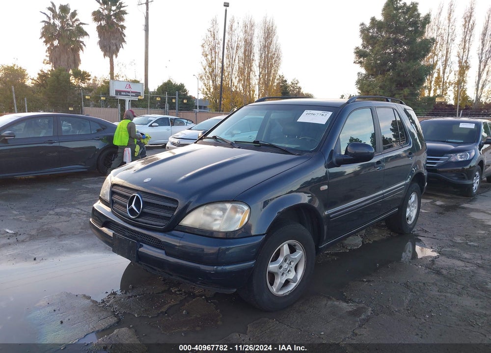 2000 MERCEDES-BENZ ML 320 VIN: 4JGAB54EXYA183524