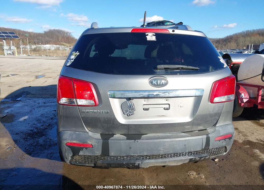 2011 KIA SORENTO LX VIN: 5XYKT3A1XBG050281