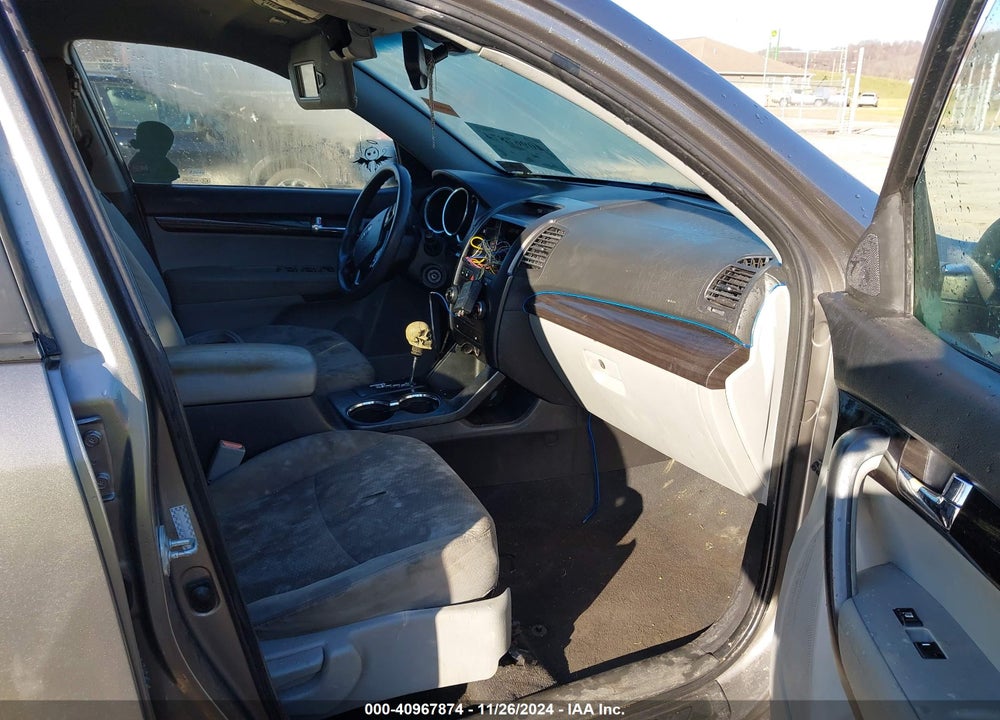 2011 KIA SORENTO LX VIN: 5XYKT3A1XBG050281