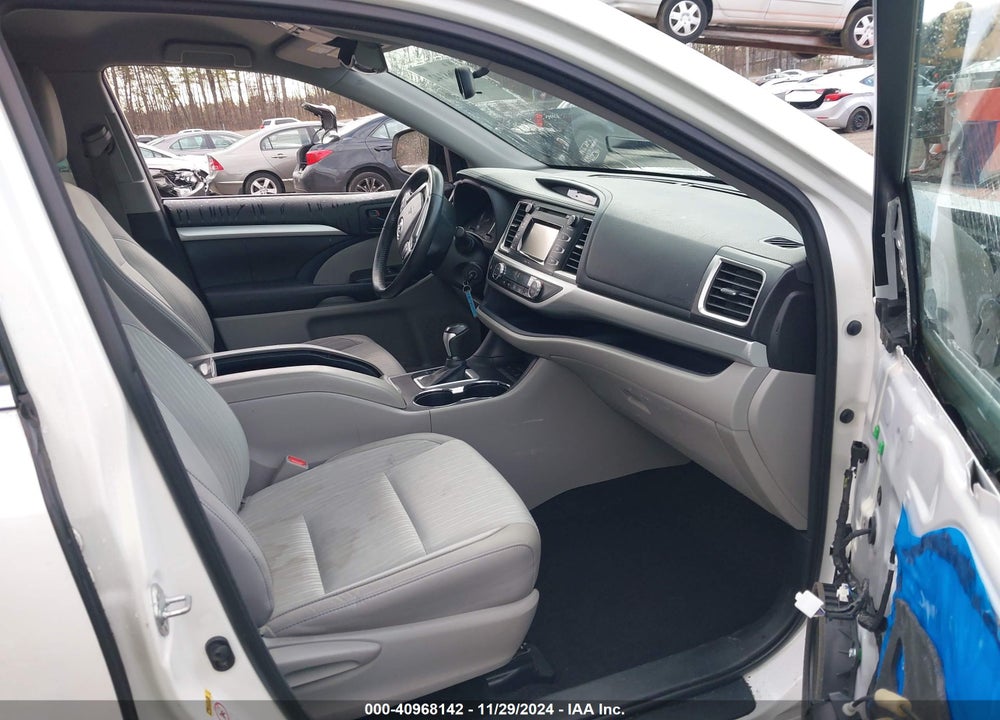 2015 TOYOTA HIGHLANDER LE PLUS V6 VIN: 5TDBKRFH1FS207815