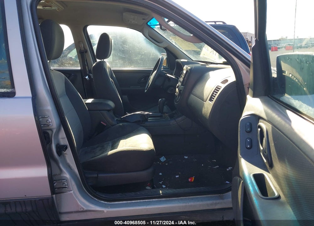 2005 FORD ESCAPE XLS VIN: 1FMYU92Z45KA35378