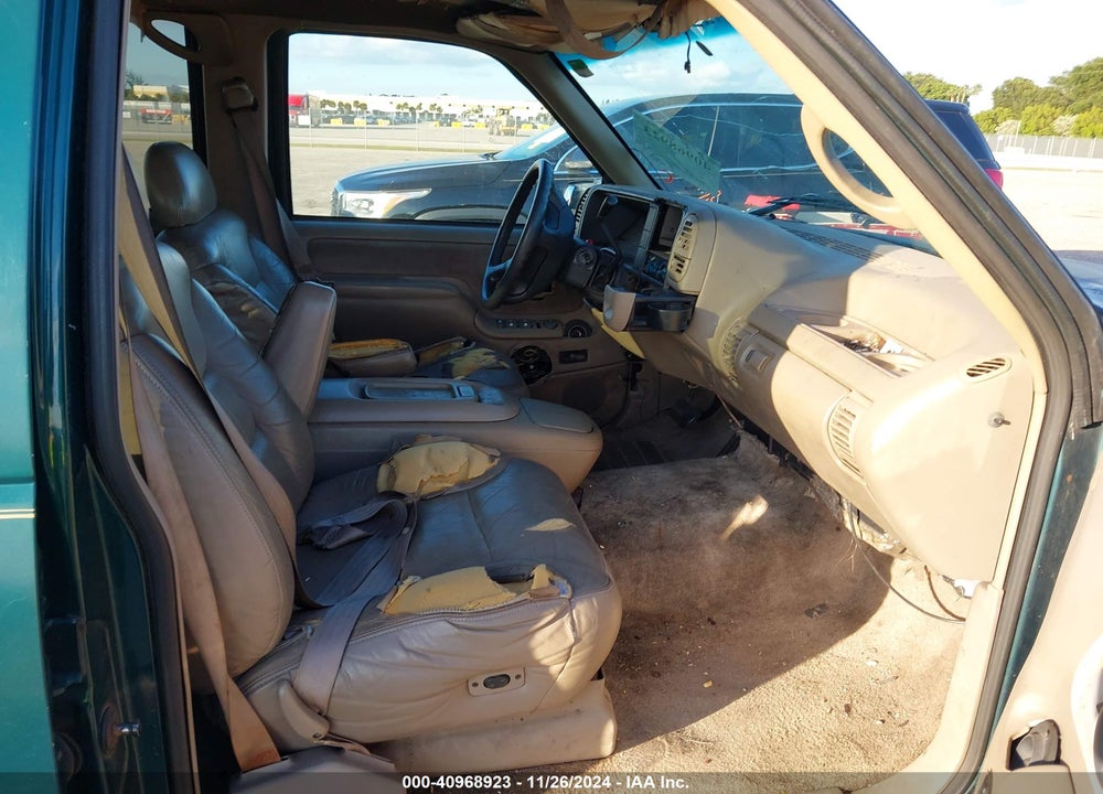 1996 GMC SUBURBAN C1500 VIN: 1GKEC16R5TJ710944