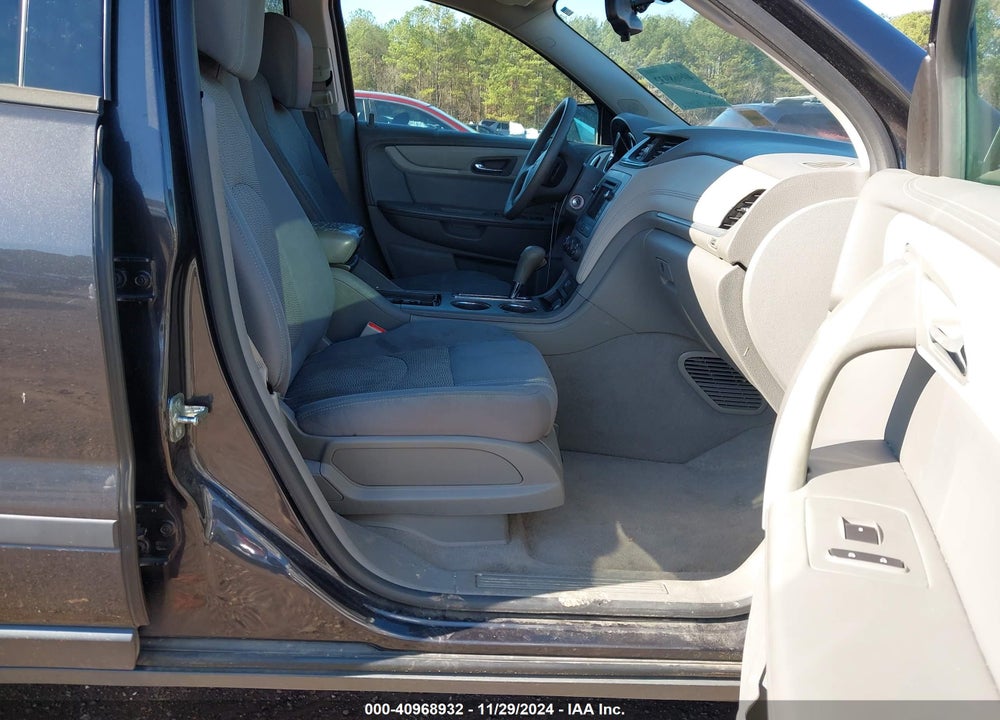 2015 CHEVROLET TRAVERSE LS VIN: 1GNKRFED5FJ260501