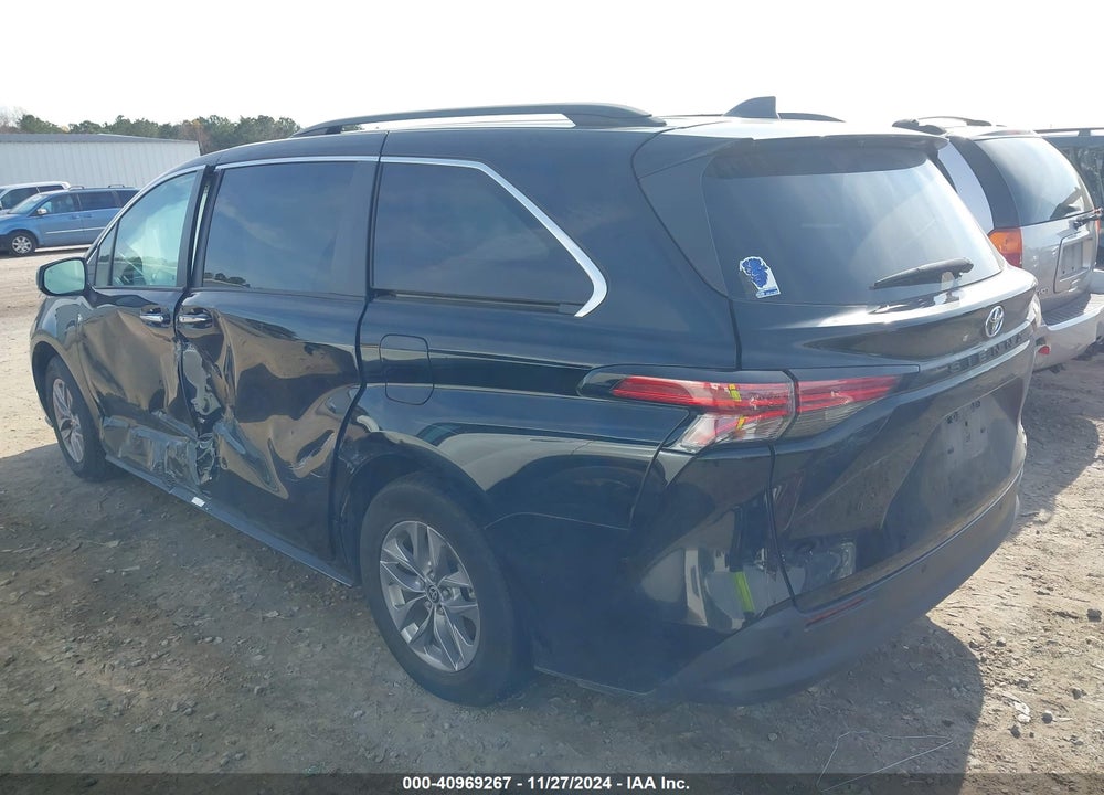 2022 TOYOTA SIENNA XLE VIN: 5TDYRKEC1NS093851