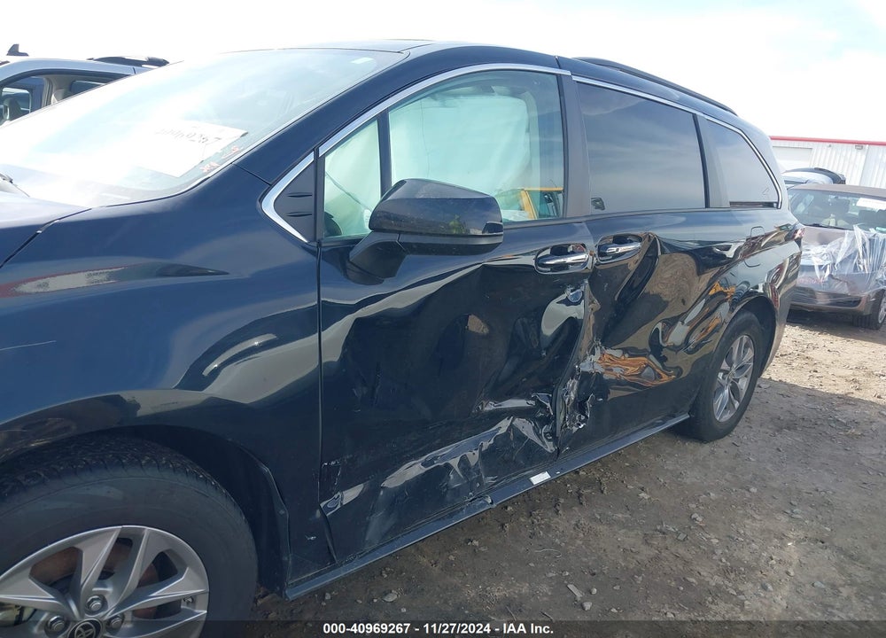 2022 TOYOTA SIENNA XLE VIN: 5TDYRKEC1NS093851