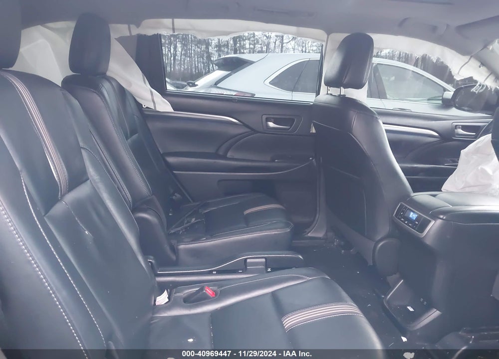 2018 TOYOTA HIGHLANDER SE VIN: 5TDJZRFH1JS548664