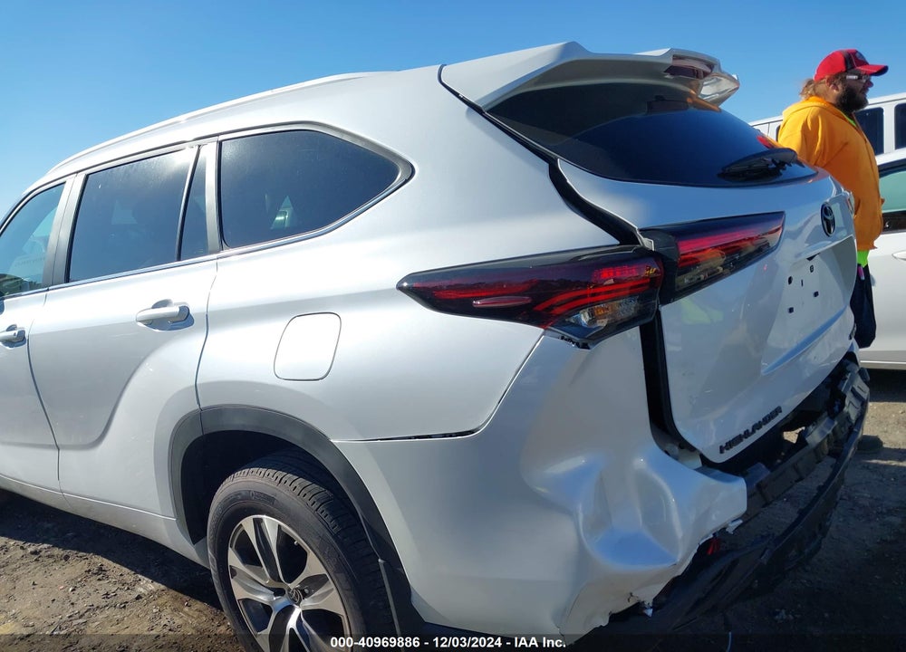 2024 TOYOTA HIGHLANDER XLE VIN: 5TDKDRBHXRS556279