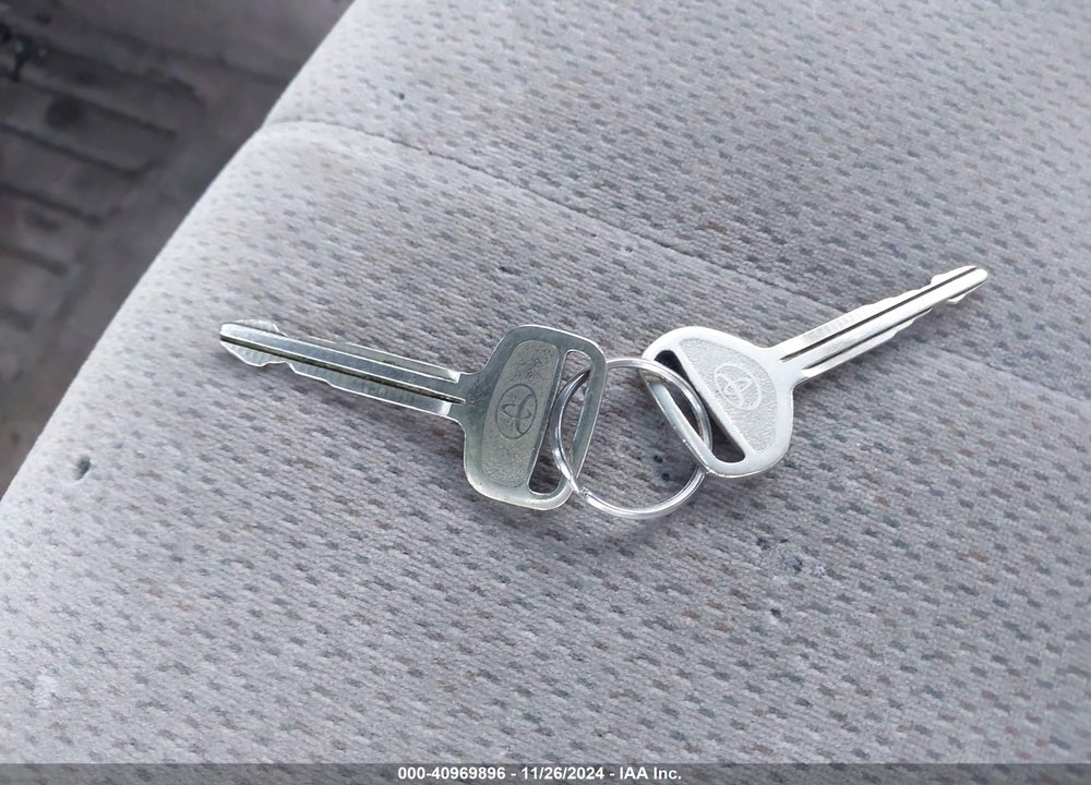 2001 TOYOTA COROLLA LE VIN: 2T1BR12E11C394371