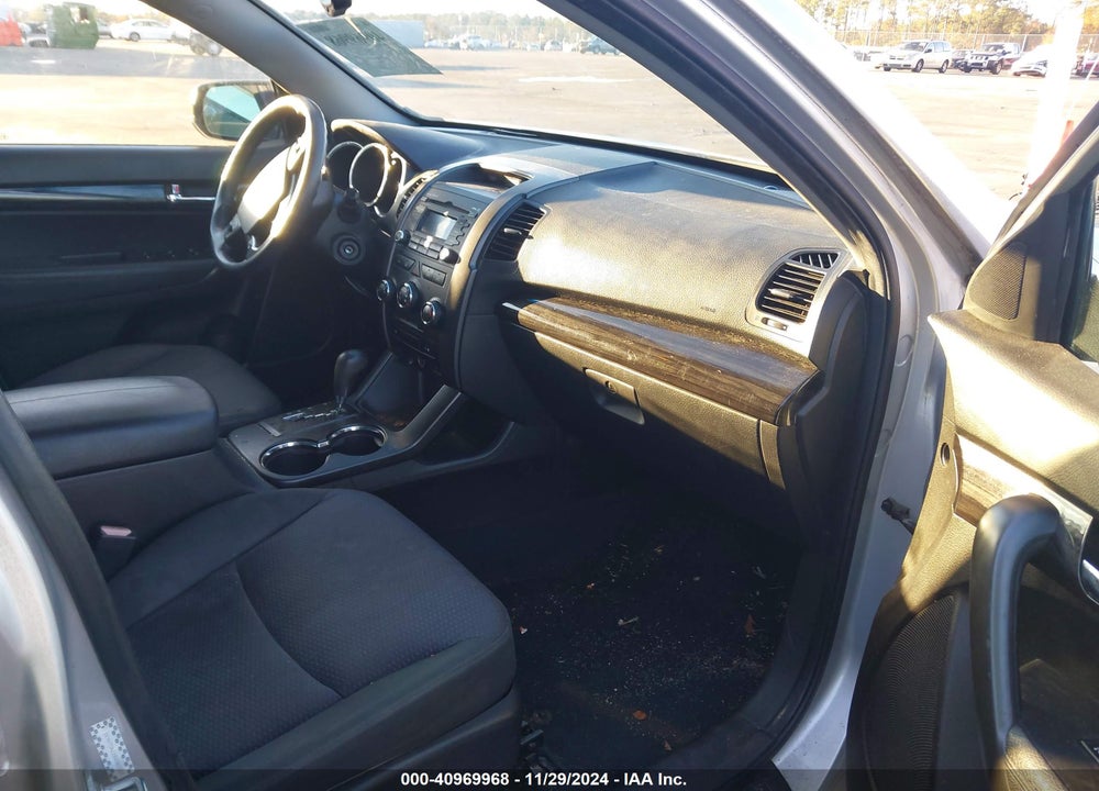 2011 KIA SORENTO LX VIN: 5XYKT3A12BG081055