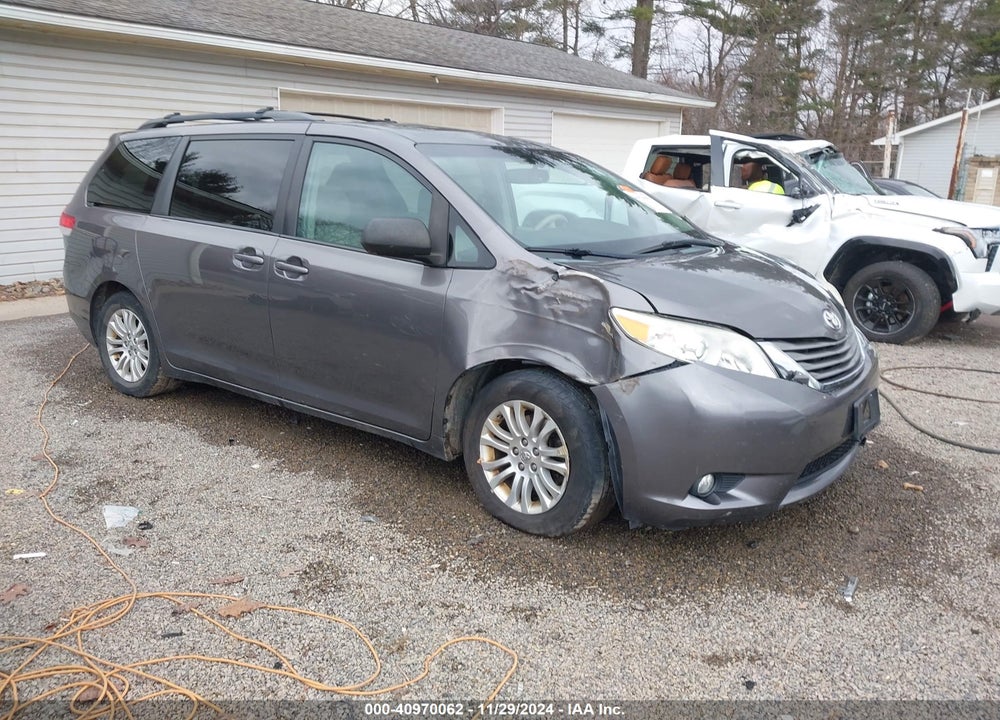 2014 TOYOTA SIENNA XLE V6 8 PASSENGER VIN: 5TDYK3DC5ES438066