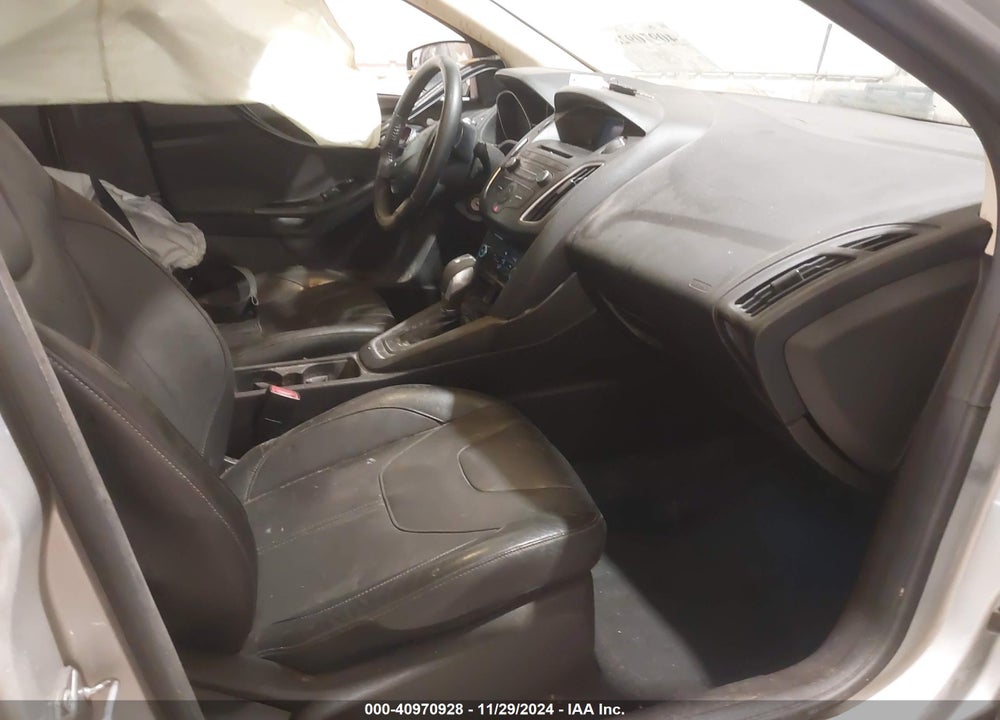 2015 FORD FOCUS SE VIN: 1FADP3F27FL275272
