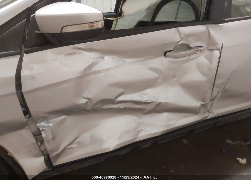 2015 FORD FOCUS SE VIN: 1FADP3F27FL275272