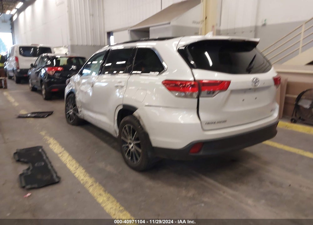 2018 TOYOTA HIGHLANDER SE VIN: 5TDJZRFH7JS544053