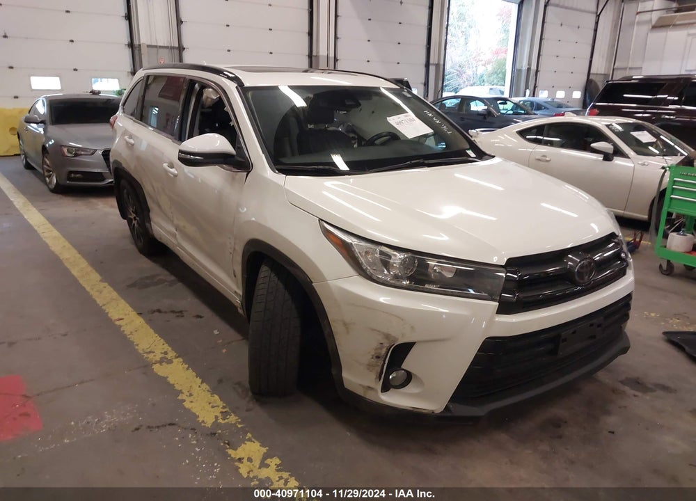 2018 TOYOTA HIGHLANDER SE VIN: 5TDJZRFH7JS544053