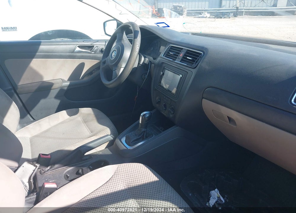 2011 VOLKSWAGEN JETTA 2.0L S VIN: 3VW2K7AJ5BM385751
