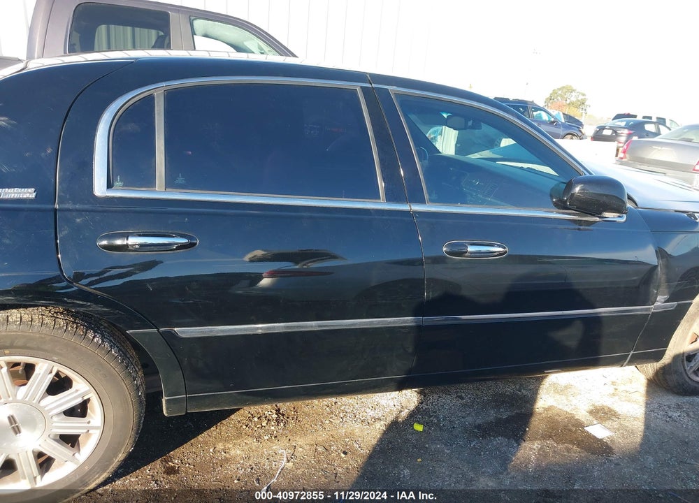 2011 LINCOLN TOWN CAR SIGNATURE LIMITED VIN: 2LNBL8CV1BX765269