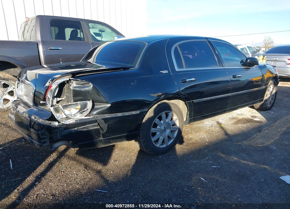 2011 LINCOLN TOWN CAR SIGNATURE LIMITED VIN: 2LNBL8CV1BX765269