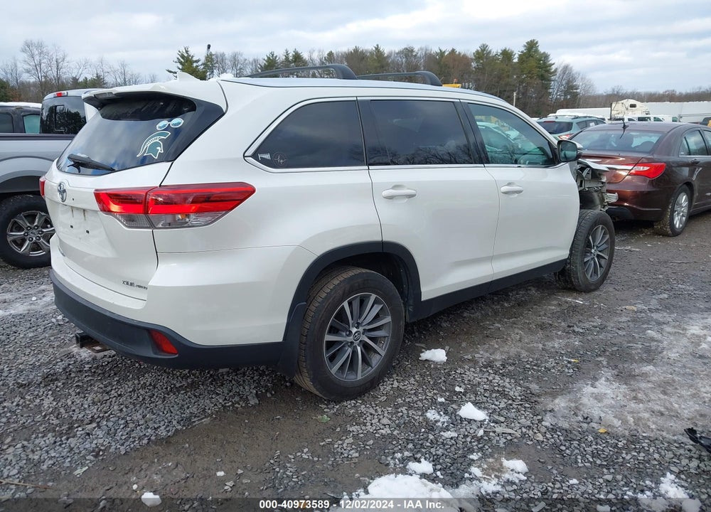 2019 TOYOTA HIGHLANDER XLE VIN: 5TDJZRFH3KS930051