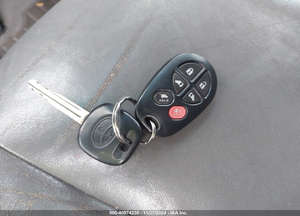 2004 TOYOTA SIENNA XLE VIN: 5TDZA22C04S194975