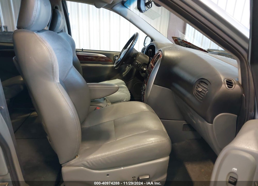 2005 CHRYSLER TOWN & COUNTRY LIMITED VIN: 2C8GP64L05R376792