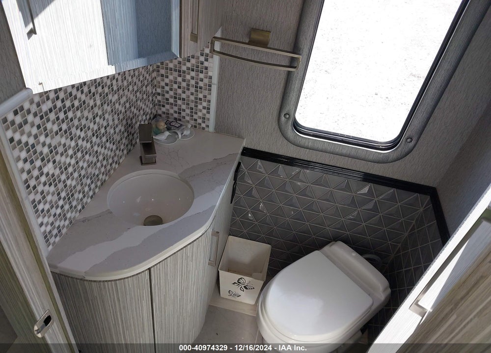 2024 FORETRAVEL MOTORHOME REALM PRESIDENTIAL VIN: 4VZ1U1R15RC093781
