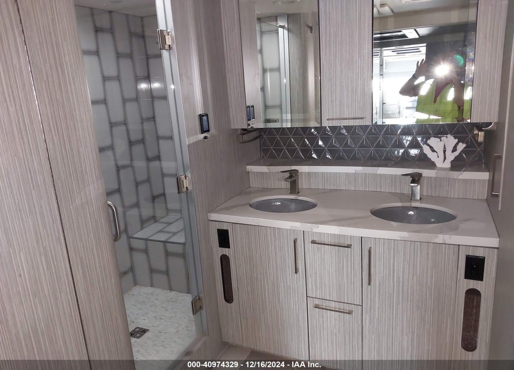 2024 FORETRAVEL MOTORHOME REALM PRESIDENTIAL VIN: 4VZ1U1R15RC093781