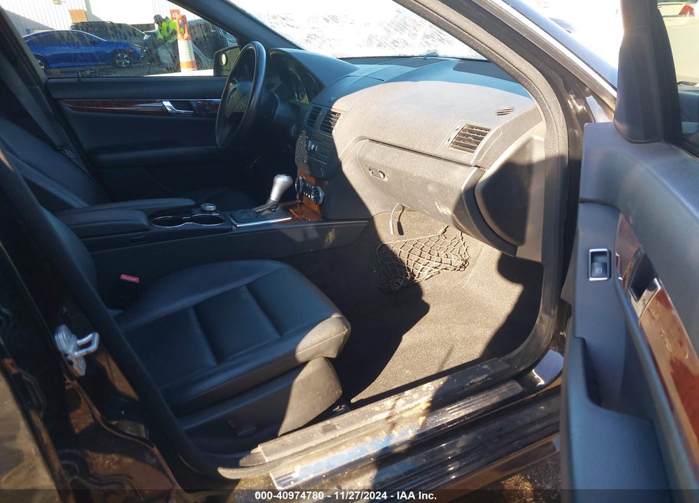 2011 MERCEDES-BENZ C 300 LUXURY/SPORT VIN: WDDGF5EB4BR137614