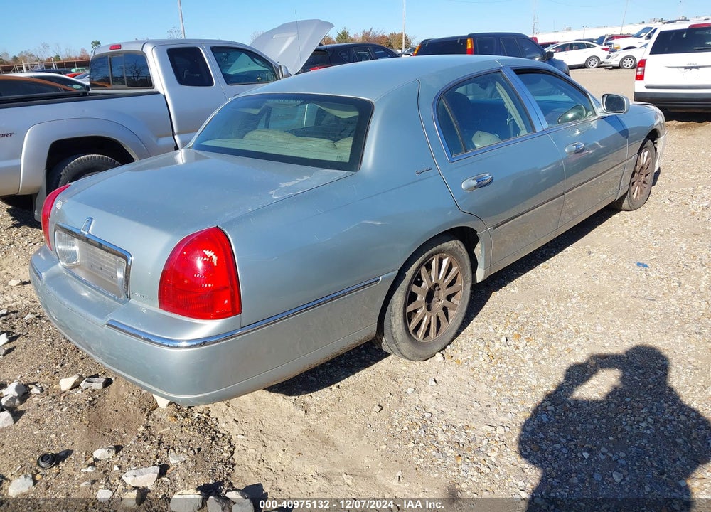 2007 LINCOLN TOWN CAR VIN: 1LNHM81W57Y600108