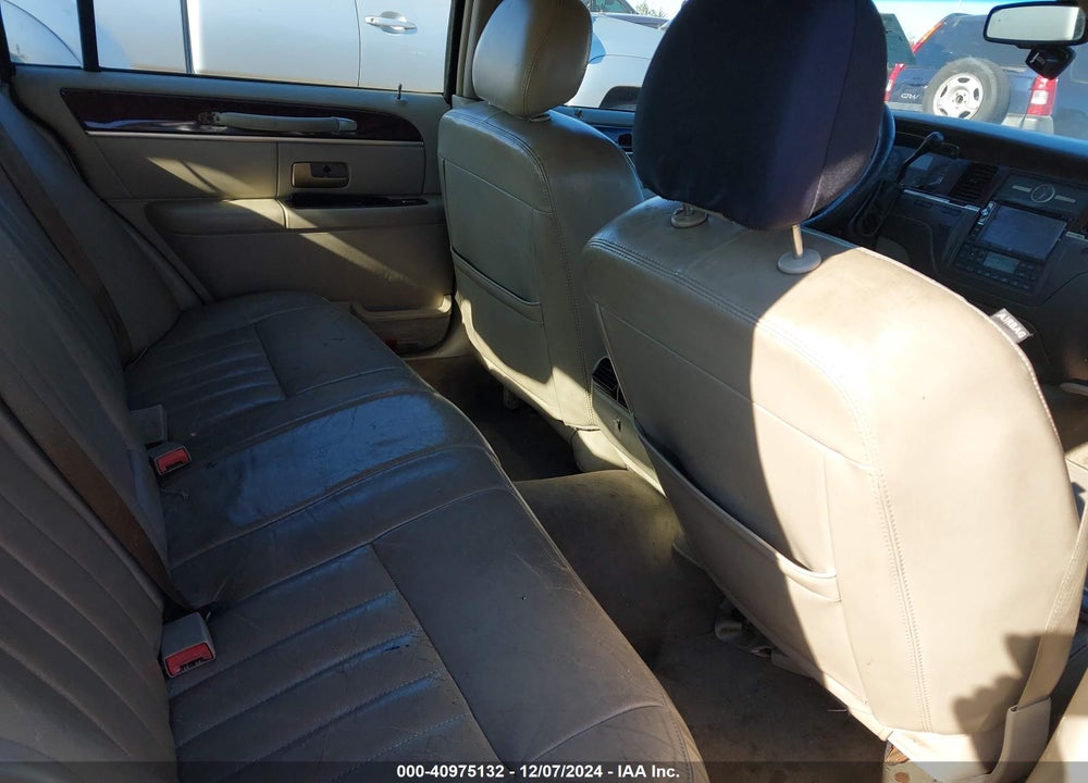 2007 LINCOLN TOWN CAR VIN: 1LNHM81W57Y600108