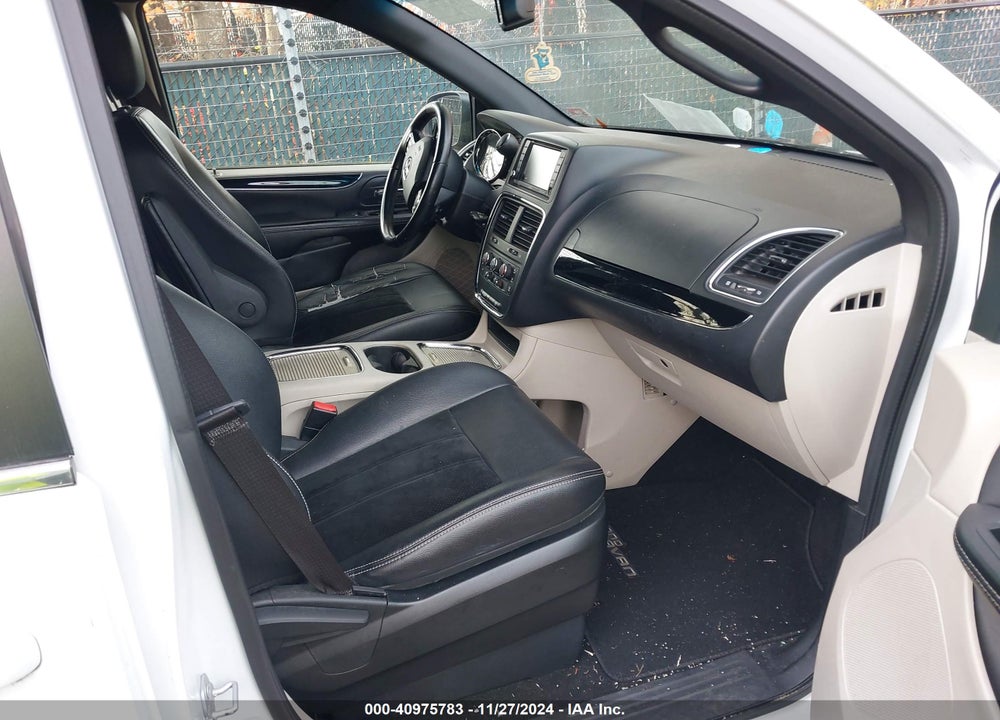 2017 DODGE GRAND CARAVAN VIN: 2C4RDGCG5HR828219