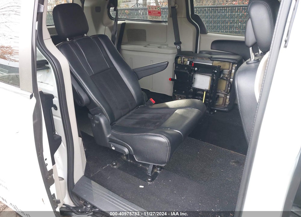 2017 DODGE GRAND CARAVAN VIN: 2C4RDGCG5HR828219