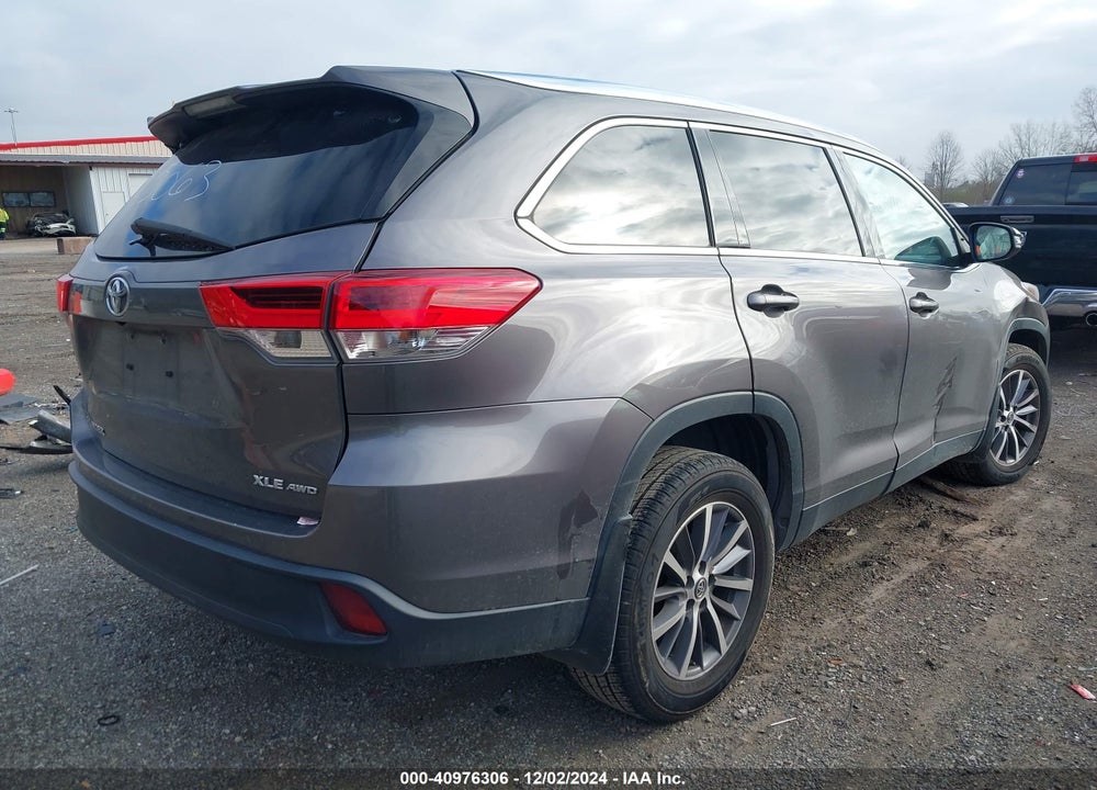2019 TOYOTA HIGHLANDER XLE VIN: 5TDJZRFH4KS585063