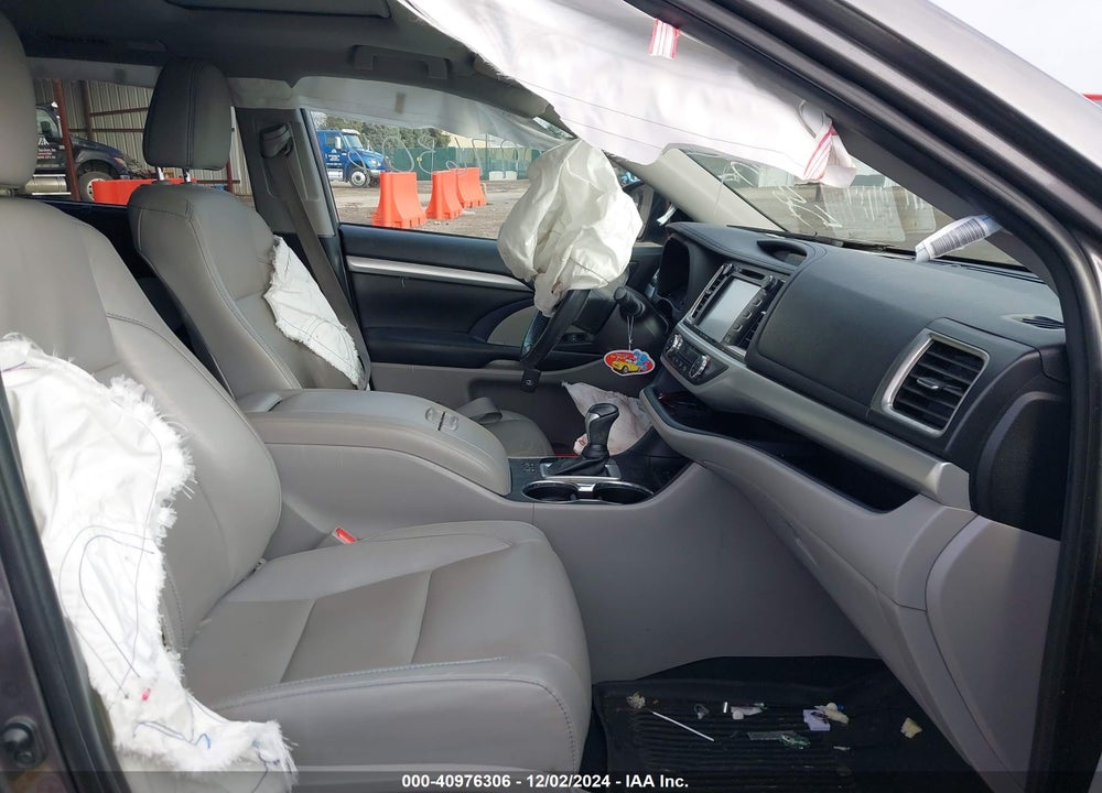2019 TOYOTA HIGHLANDER XLE VIN: 5TDJZRFH4KS585063