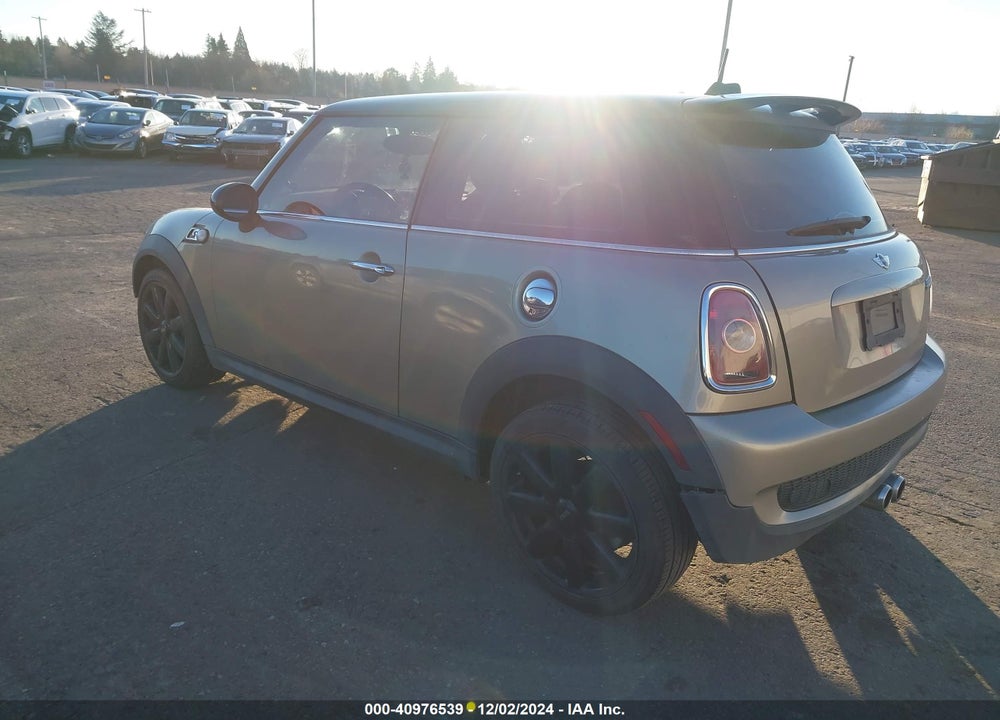 2007 MINI COOPER S VIN: WMWMF73547TT85102