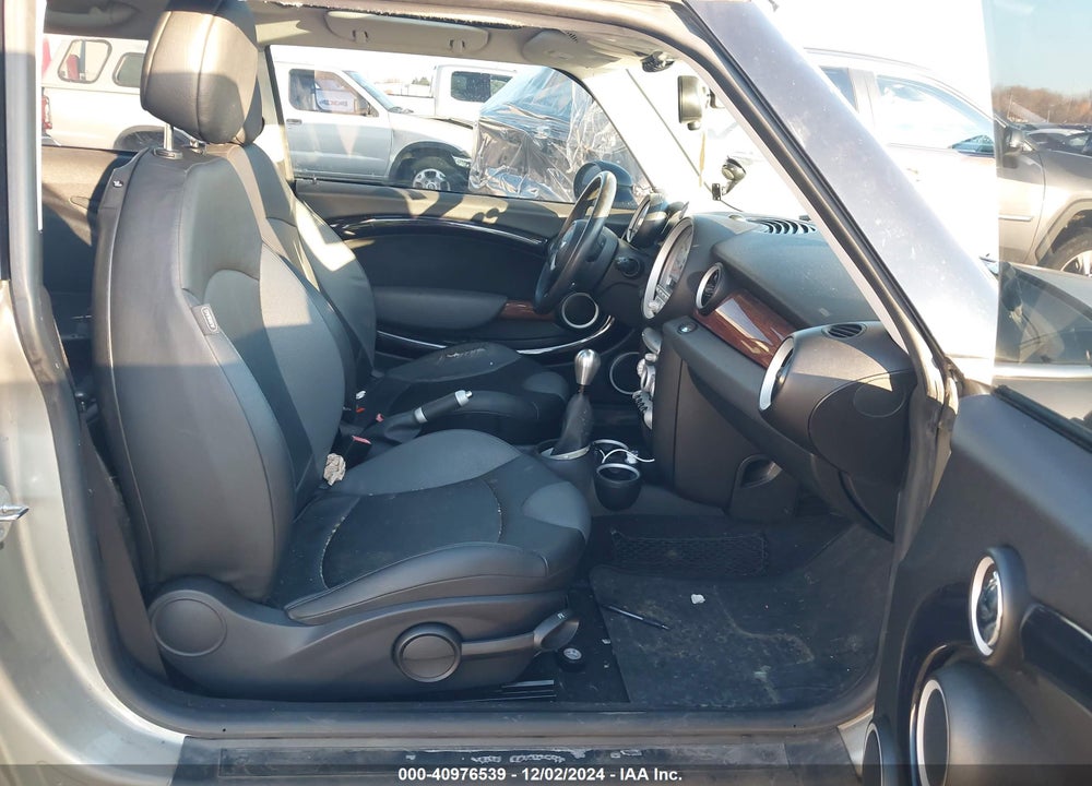 2007 MINI COOPER S VIN: WMWMF73547TT85102