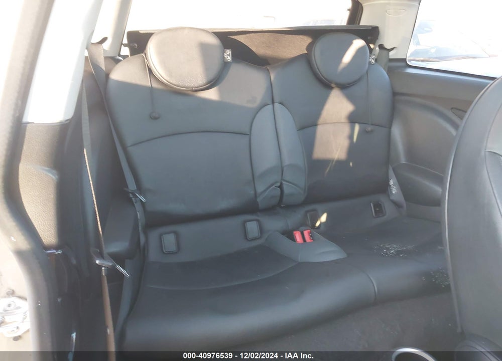 2007 MINI COOPER S VIN: WMWMF73547TT85102