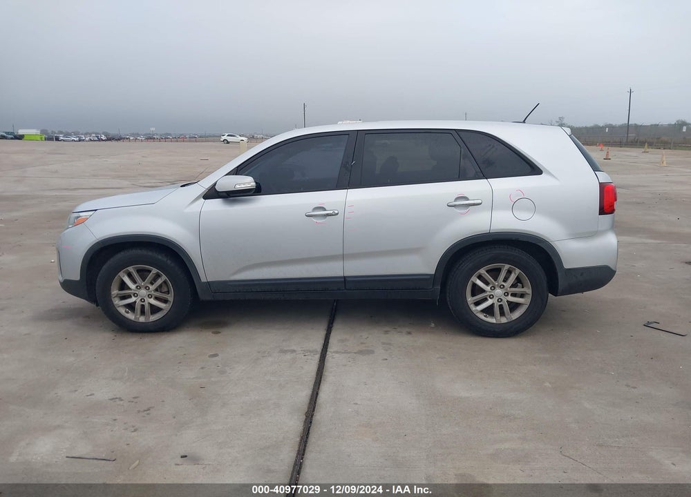 2015 KIA SORENTO LX VIN: 5XYKT3A61FG553909