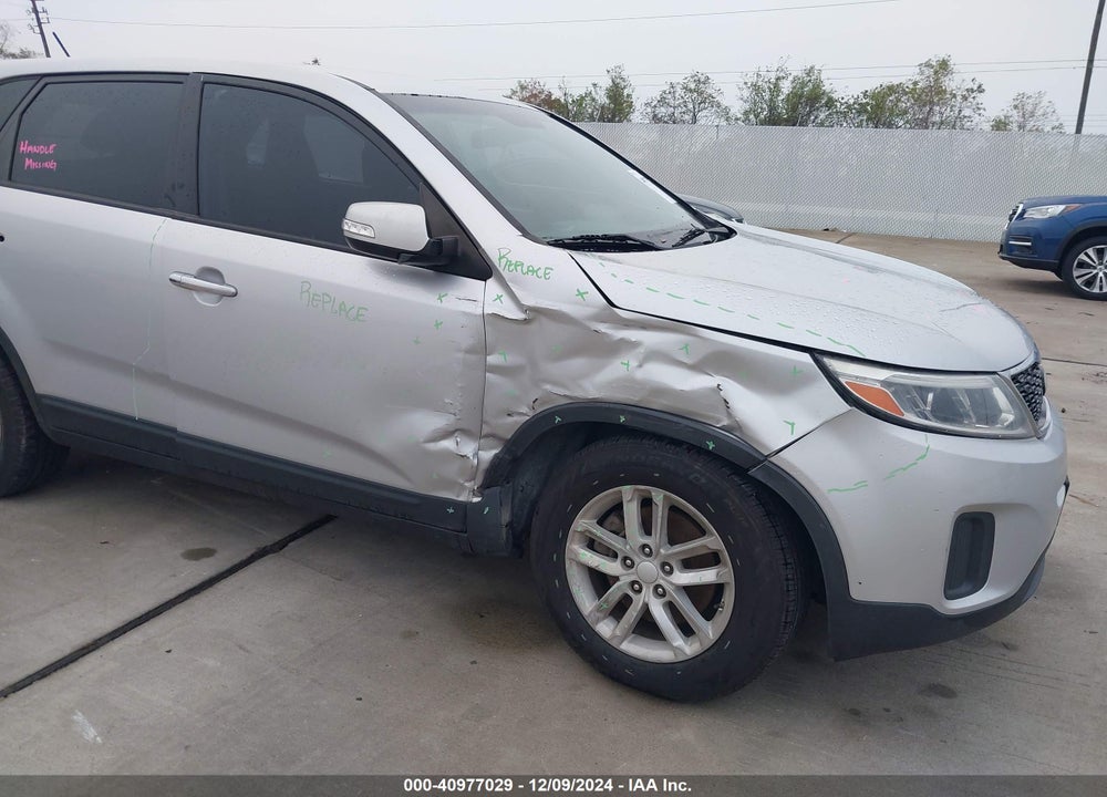 2015 KIA SORENTO LX VIN: 5XYKT3A61FG553909