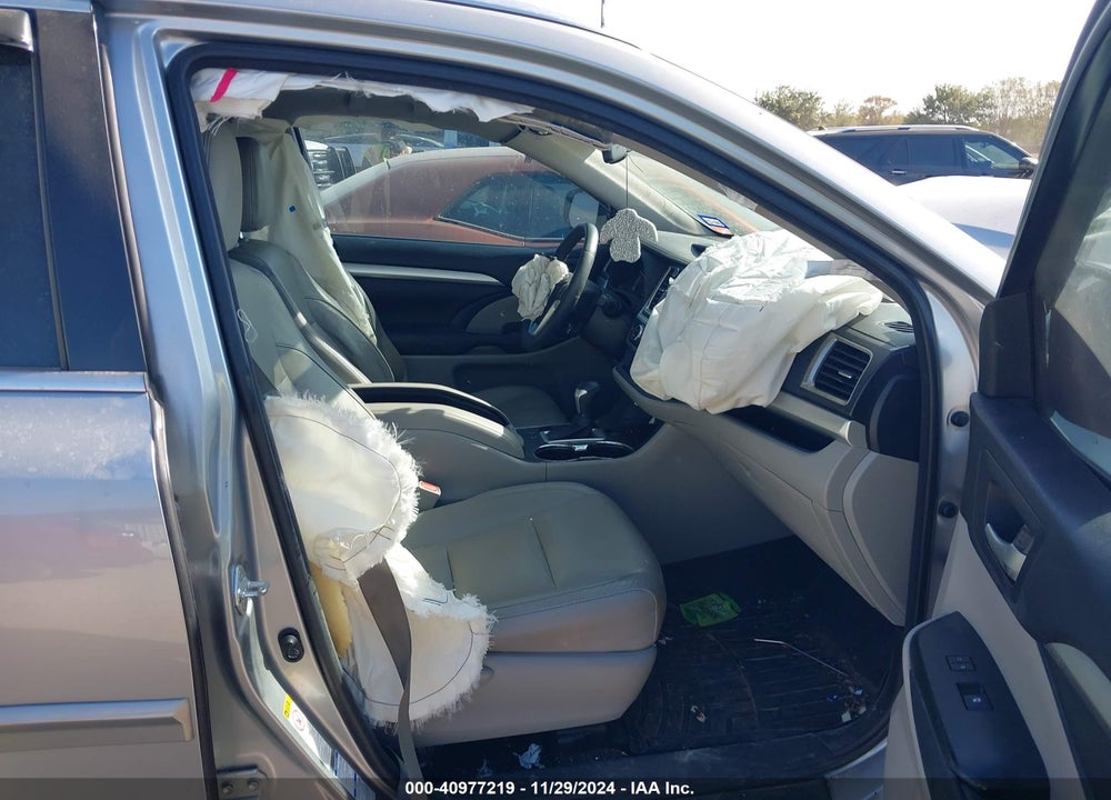 2016 TOYOTA HIGHLANDER VIN: 5TDJKRFH1GS285752